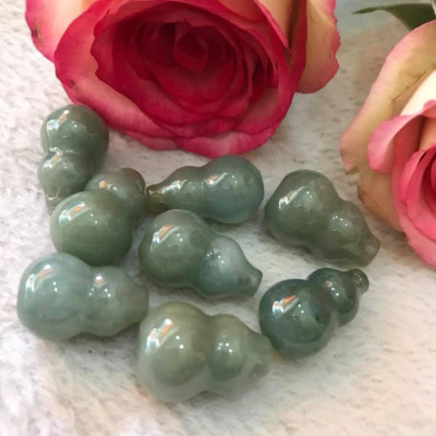 Mặt dây chuyền hồ lô hút tài  Chất liệu 100% đá cẩm thạch tự nhiên  Màu xanh nhẹ bóng đẹp size dài 18mm x ngang 13mm  về bọc lên làm mặt dây chuyền đeo đẹp tốt ạ