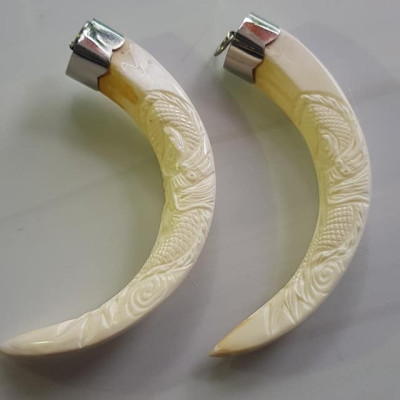 Mặt dây chuyền Nam Nanh Chạm Rồng Giả Ngà hay gọi Xương mỹ nghệ màu trắng Mặt dây chạm hình rồng đã bọc khoen inox Nam đeo với sợi dây chuyền của mình đẹp ạ