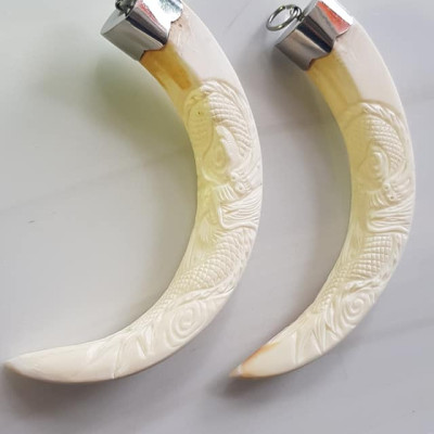 Mặt dây chuyền Nam Nanh Chạm Rồng Giả Ngà hay gọi Xương mỹ nghệ màu trắng Mặt dây chạm hình rồng đã bọc khoen inox Nam đeo với sợi dây chuyền của mình đẹp ạ