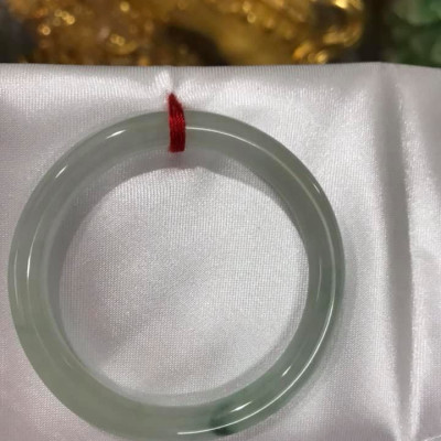 Vòng cẩm thạch tự nhiên TR LÝ A 47mm x 6,9  Màu Trắng Bóng điểm vân xanh lý thiệt là đẹp  Nữ tay nhỏ 40kg - 47kg ạ