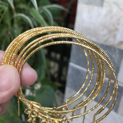 Vòng tay nữ mạ vàng các Chị về phối với hạt charm của mình đeo tay xinh lắm  ạ