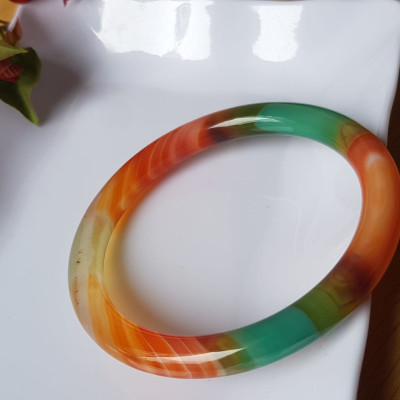 Vòng tay đá mã não tứ quý mới  đỏ cam xanh dương xanh lá cam trắng vân sọc xéo xéo rất đẹp Vòng Ni 59mm x cọng 7,8mm Nữ 58kg - 70kg đeo Món quà tặng nữ ý nghĩa ạ