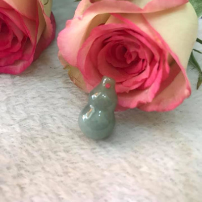 Mặt dây chuyền hồ lô hút tài  Chất liệu 100% đá cẩm thạch tự nhiên  Màu xanh nhẹ bóng đẹp size dài 18mm x ngang 13mm  về bọc lên làm mặt dây chuyền đeo đẹp tốt ạ