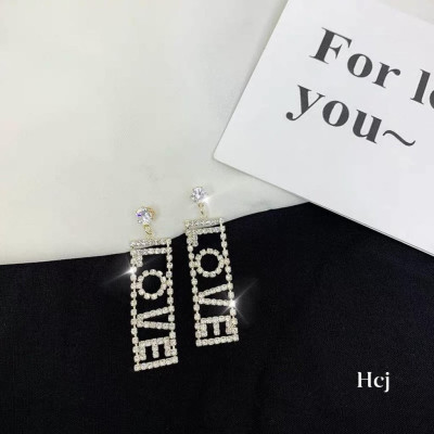 Khuyên tai chữ LOVE đính đá sang chảnh