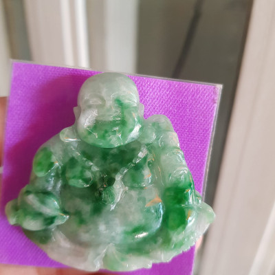 Mặt Dây Chuyền Nam Phật Di Lặc Đẹp Cầm Dãy tiền thỏi vàng 100% Đá Cẩm Thạch Tự Nhiên  Màu Xanh Lý Trắng tinh lên lý đẹp lắm  Size Ngang 50mm x Cao 47mm x Dầy 7mm Nam bọc vàng đeo đẹp lắm lắm luôn ạ