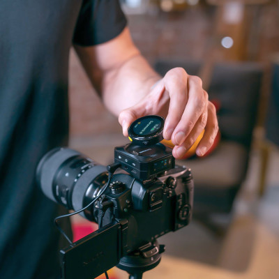 Mic Thu Âm Không Dây Saramonic BlinkMe B2 - Màn Hình Cảm Ứng - Dành Cho Máy ảnh, Điện Thoại - Hàng Chính Hãng