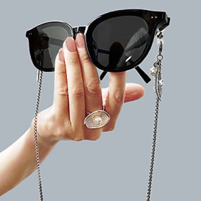 Glasses chain chuỗi dây đeo kính lông vũ và ngọc trai sáng tạo điểm nhấn ấn tượng cho gương mặt phong cách idol