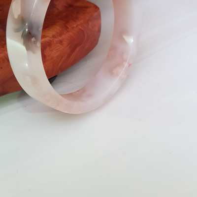 Vòng tay Nữ Mã Não Bản Vuông trắng bông hoa vân Ni 54mm x cao 13mm x dầy 6mm Nữ mệnh Kim mệnh Thủy 52kg - 55kg đeo đẹp xinh tay lắm ạ