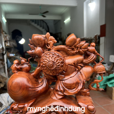 Tượng phật di lặc kéo  bao vàng bằng  gỗ  hương đá  kt 30x25x12cm 