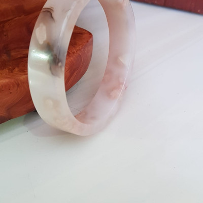 Vòng tay Nữ Mã Não Bản Vuông trắng bông hoa vân Ni 54mm x cao 13mm x dầy 6mm Nữ mệnh Kim mệnh Thủy 52kg - 55kg đeo đẹp xinh tay lắm ạ