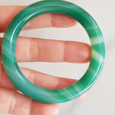 Vòng tay đá mã não xanh vân sọc trắng nhẹ mới Ni 53mm x cọng 9mm Vòng màu xanh ngọc đậm đều vân sọc đẹp ạ Nữ 52kg - 58kg đeo mệnh Mộc hỏa thủy ạ