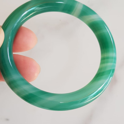 Vòng tay đá mã não xanh vân sọc trắng nhẹ mới Ni 53mm x cọng 9mm Vòng màu xanh ngọc đậm đều vân sọc đẹp ạ Nữ 52kg - 58kg đeo mệnh Mộc hỏa thủy ạ