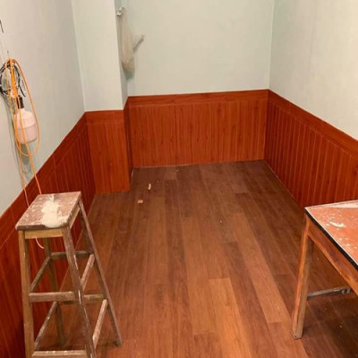 Bộ 5 Tấm Xốp Dán Tường Vân Gỗ Nâu Đỏ Cách Âm, Chống Va Đập, Bền Đẹp, Sang Trọng 