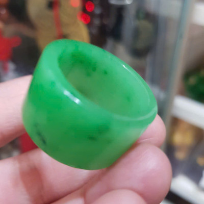 Nhẫn Càn Long Nam Xanh Ngọc Đẹp Ni TO 23mm x bản vuông cao 17mm x dầy 3mm Chất liệu Đá Cẩm Thạch Tự nhiên màu Xanh lá Hy Vọng Tươi quá đẹp chuẩn Hợp Nam mệnh Mộc Mệnh Hỏa đeo Ni 23mm lọt lòng ngón giữa ngón cái ạ