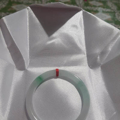 Vòng cẩm thạch tự nhiên Lý A 51mm x 7mm  Màu Trắng Bóng 2 điểm xanh lý nhẹ đẹp sang  Nữ Mệnh Kim mệnh Thủy 50kg - 57kg ạ