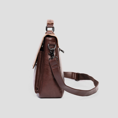 Túi đeo chéo nam DA BÒ THẬT – BEE GEE DCN9373