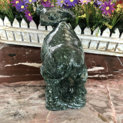 Tượng con trâu giáp đứng trên tiền vàng phong thủy đá ngọc Ấn Độ trang trí, đặt bàn làm việc - Dài 20 cm