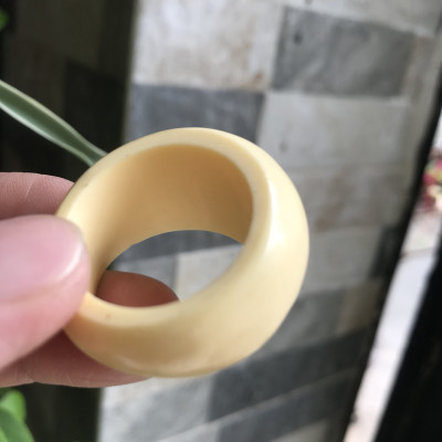 Nhẫn Nam Giả Ngà hay Xương Mỹ Nghệ Kiểu Bầu Tròn to phía trên dưới nhỏ màu trắng Ni 23mm Cao 18mm Dầy 8mm Dành Cho Các Anh Nam đeo nhẫn 23mm rẻ đẹp ạ