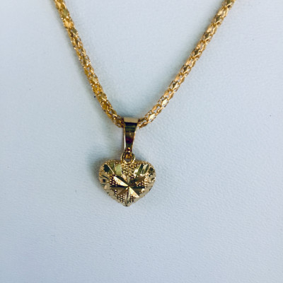 Set Mặt Dây Chuyền Mạ Vàng 18K Đúc Hình Trái Tim Kim Cương, Kèm dây chuyền Mạ vàng 18K và hộp đựng trang sức.