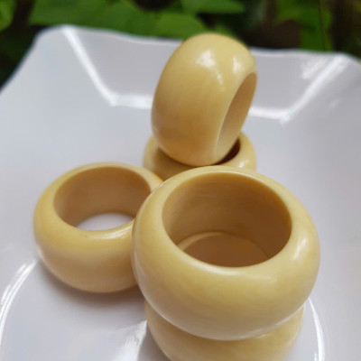 Nhẫn Nam Giả Ngà hay Xương Mỹ Nghệ màu trắng Ni 20mm Cao 16mm Dầy 5mm Dành Cho Các Anh Nam đeo nhẫn ngón tay cái hay bất kỳ ngón tay nào ni lọt vừa tay là 20mm rẻ vẫn đẹp như thường ạ