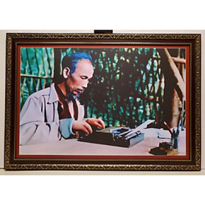 Ảnh gốc in dầu cao cấp – Bác Hồ đánh máy chữ, bác Hồ đang làm việc