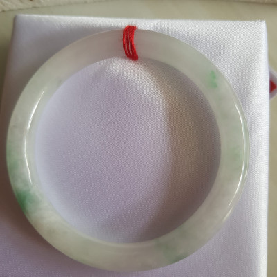 Vòng đeo tay Nữ đá cẩm thạch tự nhiên T Lý Size 49mm x cọng 7mm Màu trắng sáng bóng xanh lý 3 chỗ đều quanh vòng rất đẹp Nữ cân Nặng 40kg-49kg đeo đẹp ạ