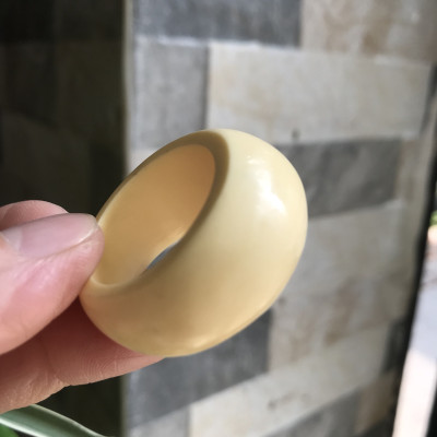 Nhẫn Nam Giả Ngà hay Xương Mỹ Nghệ Kiểu Bầu Tròn to phía trên dưới nhỏ màu trắng Ni 23mm Cao 18mm Dầy 8mm Dành Cho Các Anh Nam đeo nhẫn 23mm rẻ đẹp ạ