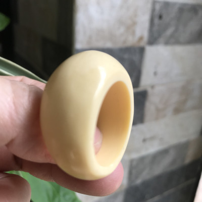 Nhẫn Nam Giả Ngà hay Xương Mỹ Nghệ Kiểu Bầu Tròn to phía trên dưới nhỏ màu trắng Ni 23mm Cao 18mm Dầy 8mm Dành Cho Các Anh Nam đeo nhẫn 23mm rẻ đẹp ạ