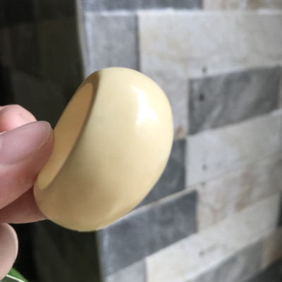Nhẫn Nam Giả Ngà hay Xương Mỹ Nghệ Kiểu Bầu Tròn to phía trên dưới nhỏ màu trắng Ni 23mm Cao 18mm Dầy 8mm Dành Cho Các Anh Nam đeo nhẫn 23mm rẻ đẹp ạ