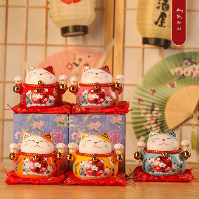 Mèo thần tài lục lạc , may mắn thu hút tài lộc , có khe để tiền , kèm đệm lót xinh xắn  ,thu hút khách hàng , mang vận khí tốt lành , công việc kinh doanh thuận lợi  vạn sự hanh thông  xua tan vận đen ,đem nhiều may mắn đến cho gia chủ 