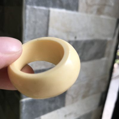 Nhẫn Nam Giả Ngà hay Xương Mỹ Nghệ Kiểu Bầu Tròn to phía trên dưới nhỏ màu trắng Ni 23mm Cao 18mm Dầy 8mm Dành Cho Các Anh Nam đeo nhẫn 23mm rẻ đẹp ạ