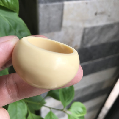 Nhẫn Nam Giả Ngà hay Xương Mỹ Nghệ Kiểu Bầu Tròn to phía trên dưới nhỏ màu trắng Ni 23mm Cao 18mm Dầy 8mm Dành Cho Các Anh Nam đeo nhẫn 23mm rẻ đẹp ạ
