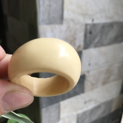 Nhẫn Nam Giả Ngà hay Xương Mỹ Nghệ Kiểu Bầu Tròn to phía trên dưới nhỏ màu trắng Ni 23mm Cao 18mm Dầy 8mm Dành Cho Các Anh Nam đeo nhẫn 23mm rẻ đẹp ạ
