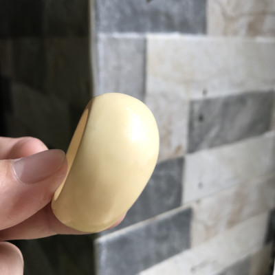 Nhẫn Nam Giả Ngà hay Xương Mỹ Nghệ Kiểu Bầu Tròn to phía trên dưới nhỏ màu trắng Ni 23mm Cao 18mm Dầy 8mm Dành Cho Các Anh Nam đeo nhẫn 23mm rẻ đẹp ạ