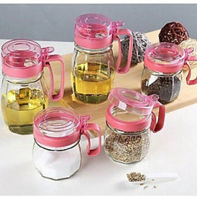 Lọ Đựng Gia Vị Thủy Tinh 5 Món, Bộ Hũ Đựng Gia Vị Màu Hồng Trong Suốt Cực Đẹp Sang Trọng Có Tay Cầm.