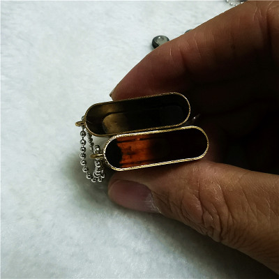 Vỏ Hột Quẹt Bật Lửa xăng đá Dolphin 2 bánh xe có dây treo chìa khóa in hình cỏ 4 lá may mắn