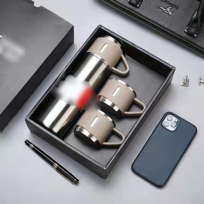 Bình giữ nhiệt 500ml kèm 2 cốc sang trọng hiện đại ,thân bình có nhiều lớp giúp  giữ nóng và  lạnh trong nhiều giờ ,nắp bình có gioăng vặn kín khít giúp nước không bị tràn ra ngoài , chất liệu inox , không gỉ sét , hư hỏng khi va đập, có thể làm quà tặng
