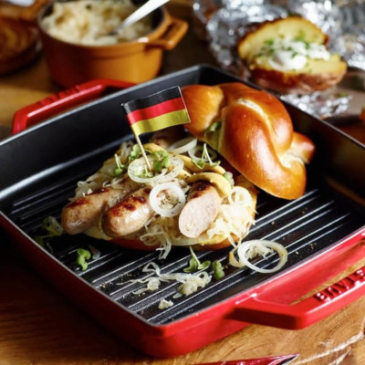 Chảo Gang Nướng Vuông STAUB 2 Quai Màu Đỏ Cherry - 28x28cm (2.3L)