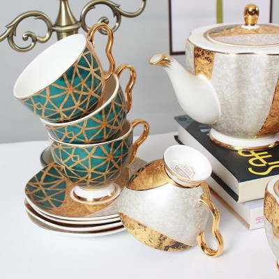 BỘ ẤM CHÉN KÈM KHAY PHA TRÀ SỨ XƯƠNG CAO CẤP KÈM 6 ĐĨA LÓT TÁCH, 6 THÌA VÀ 2 TỐNG ĐƯỜNG SỮA HỌ TIẾT RẠN VÀNG