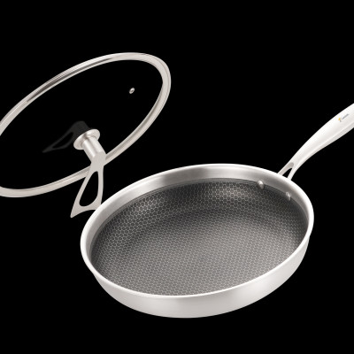 CHẢO CHỐNG DÍNH TAHAWA TH-252 • Sử dụng công nghệ khoan khắc bề mặt inox để làm trồi lên những trụ nhỏ xếp hình tổ ong, trụ inox trồi cao che chắn và bảo vệ những tác động từ các dụng cụ nấu ăn lên lớp không dính.