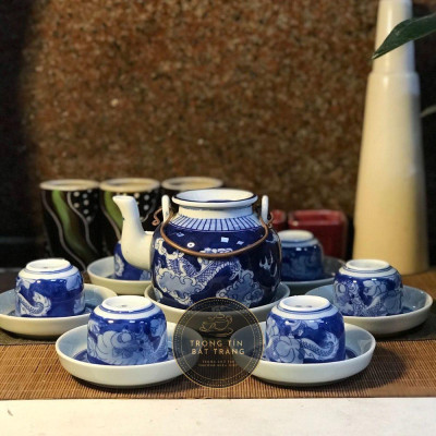 Bộ Ấm Chén Trà Đạo Gốm Trắng Men Lam Bát Tràng Long Ẩn Dáng Biến Trúc Đề Lương Dung Tích 480ml (Bộ Ấm Chén) ATA 22