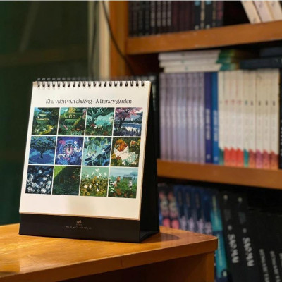 Lịch Để Bàn Ất Tỵ 2025 - Khu Vườn Văn Chương Kèm Túi Đựng Lịch