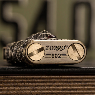 Vỏ Hột Quẹt Bật Lửa Xăng Zorro Z602 Thiết Kế Họa Tiết Rồng Đính Ngọc Đỏ Đẹp Độc Lạ - Dùng Xăng Bấc Đá Cao Cấp
