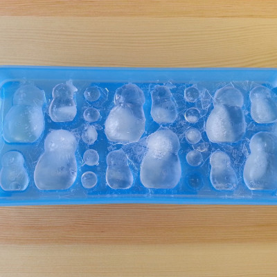 Combo 01 Khay nhựa làm đá hình người tuyết Kokubo DeLijoy + 01 Cốc nhựa uống nước nắp mềm Yamada G&B có chỗ cắm ống hút tiện lợi- Made in Japan