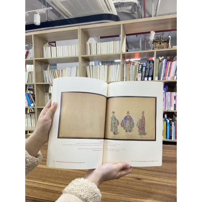 Nghệ Thuật Minh Họa Áo Mũ Thời Nguyễn Đầu Thế Kỷ XX - Alphabooks - BẢN QUYỀN