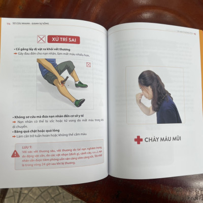 (Tặng kèm Poster 10 Kĩ năng sơ cấp cứu cơ bản) SƠ CỨU NHANH – GIÀNH SỰ SỐNG [36 Kỹ Năng Sơ Cấp Cứu Kèm Theo Bộ Video Hướng Dẫn Xử Trí Đầu Tiên Tại Việt Nam] - Tổ chức Giáo dục Sức khoẻ Wellbeing – NXB Kim Đồng
