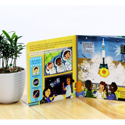 Sách Tương Tác - Sách Chuyển Động - First Explorers - Astronauts - Nhà Du Hành Vũ Trụ