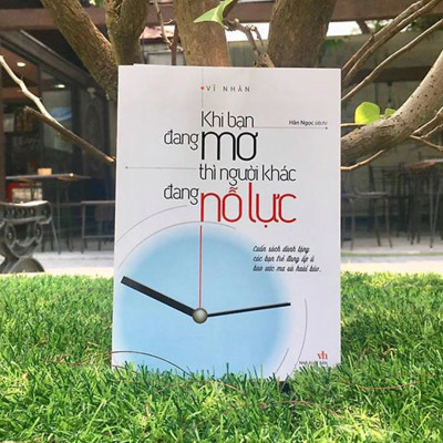 Combo sách: Vươn lên để tiến tới thành công - Khi bạn đang mơ thì người khác đang nỗ lực (MinhLongBooks)