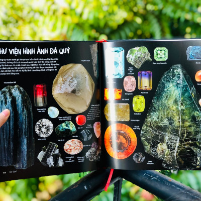 Sách Bách Khoa Toàn Thư - Đá Quý Và Khoáng Sản - Bách Khoa Toàn Thư Bằng Hình Ảnh, Tổng Hợp Kiến Thức Hơn 1000 Mẫu Vật Đá Quý Và Khoáng Sản Trên Thế Giới - Á Châu Books, Bìa Cứng, In Màu