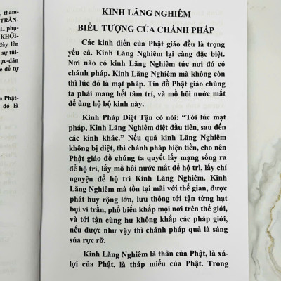 Kinh Thủ Lăng Nghiêm - Bìa cứng ép kim tặng kèm bao sách, Khổ 24x16cm